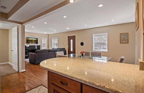 Falls Church House | Fresh | 4 bedroom | Luxury | Center | Sunny