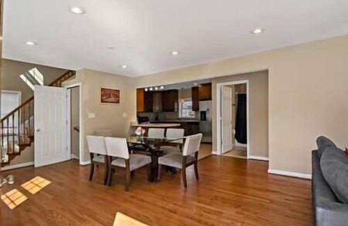 Falls Church House | Fresh | 4 bedroom | Luxury | Center | Sunny