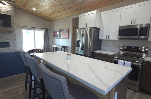 Overgaard House | Fresh new Cabin, 3 BR, Family-friendly, White Mountain Escape