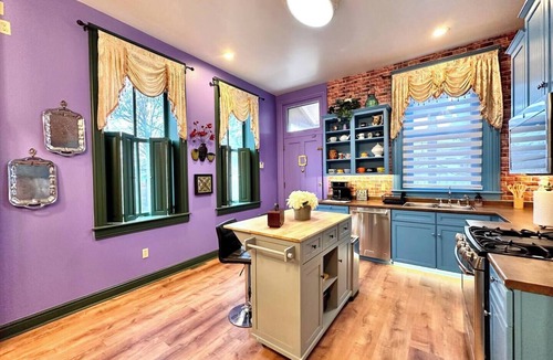 Manchester House | "Friends" House/Mins to Stadiums/Free Parking/Hot Tub/Pets Welcomed