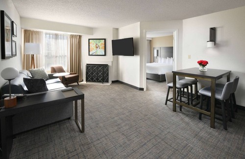 Richardson Hotel | Frontiers of Flight Museum Tour! Private Kitchen! FREE Parking & FREE Breakfast!