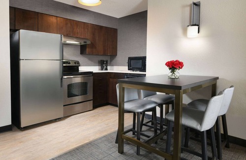 Richardson Hotel | Frontiers of Flight Museum Tour! Private Kitchen! FREE Parking & FREE Breakfast!