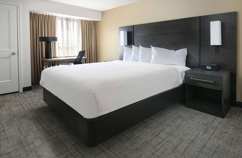 Richardson Hotel | Frontiers of Flight Museum Tour! Private Kitchen! FREE Parking & FREE Breakfast!