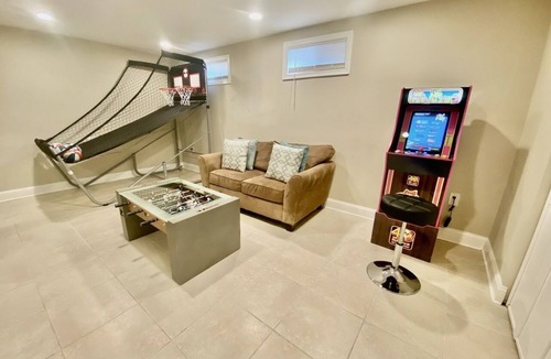 Fairfax House | Fully Fenced Acre I Like-new Home I 30 Day Minimum