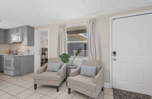 Southgate House | Fully Fenced w/Hot tub near Siesta Key Bridge!