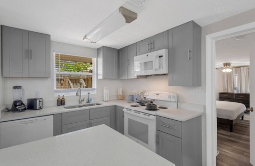 Southgate House | Fully Fenced w/Hot tub near Siesta Key Bridge!