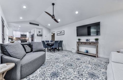Ball Ground House | Fully Renovated Ranch Home 1/2 mi from Charming downtown Ball Ground