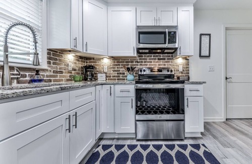 Ball Ground House | Fully Renovated Ranch Home 1/2 mi from Charming downtown Ball Ground