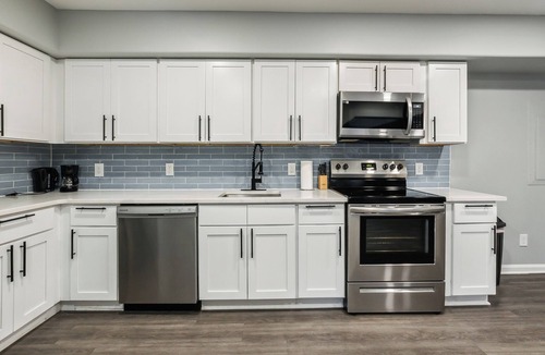 New Castle Apartment | Galloway 113 I Spacious Garden Style Retreat