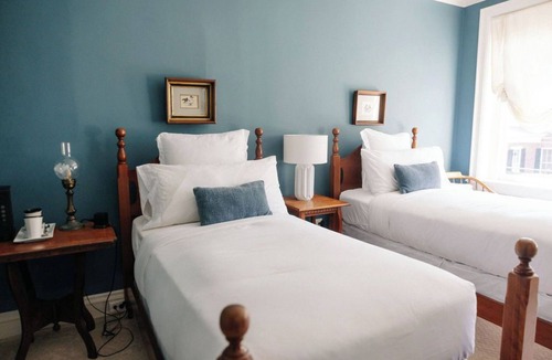 Fredericksburg Bed & Breakfast | Garden-View Twin Room bed & breakfast in Ironclad Inn, Fredericksburg