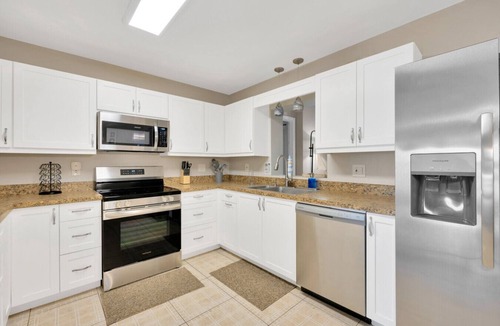 Gulf Gate Woods House | Getaway w/Heated Pool & fence by Siesta Key Beach