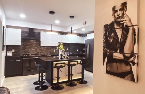 Nashville Condo | GLAM 2 BEDROOM CONDO - MUSIC ROW - GUITAR POOL