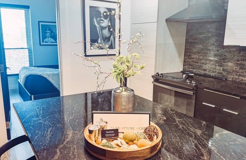 Nashville Condo | GLAM 2 BEDROOM CONDO - MUSIC ROW - GUITAR POOL