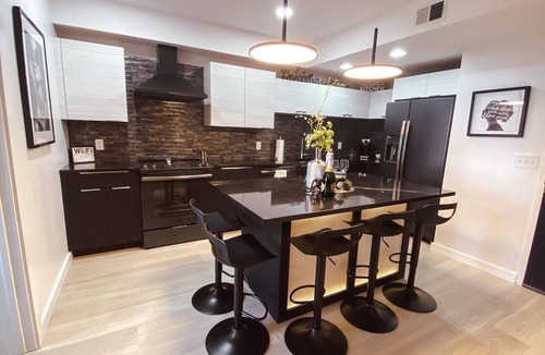 Nashville Condo | GLAM 2 BEDROOM CONDO - MUSIC ROW - GUITAR POOL