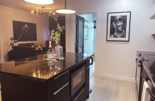 Nashville Condo | GLAM 2 BEDROOM CONDO - MUSIC ROW - GUITAR POOL