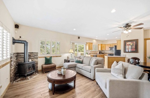 Blanchard Condo | Golf course view condo near Stone Ridge with deck & BBQ