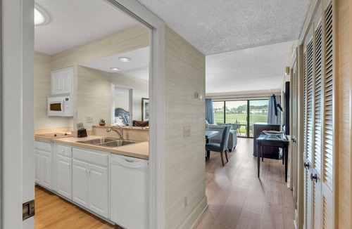 Wesley Chapel Condo | Golf Patio Condo | Work-Friendly Stay | 4 Queen Beds | Saddlebrook Resort | Optional Amenities