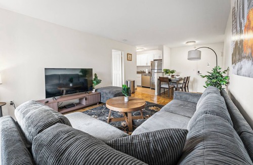 North Brookline Apartment | Gorgeous 2BR Next to BU up8y