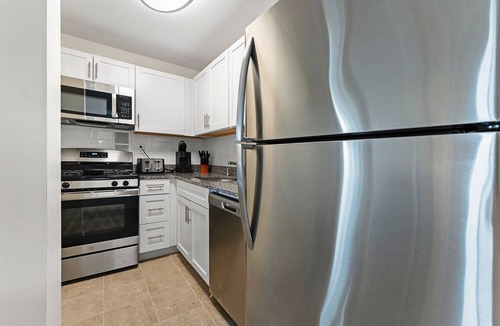 North Brookline Apartment | Gorgeous 2BR Next to BU up8y