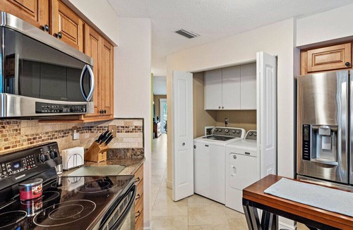 Isla del Sol Condo | Gorgeous Updated 2 Bedroom Lake View Unit in