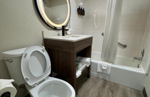 West Falls Church Hotel | Governor House Inn Arlington/Falls Church