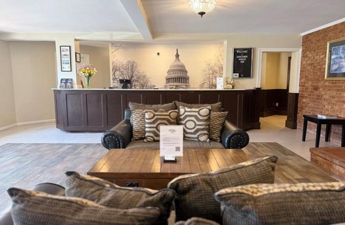 West Falls Church Hotel | Governor House Inn Arlington/Falls Church