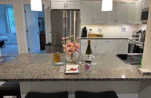 New Haven Apartment | Gracious two bedroom just minutes to Middlebury!