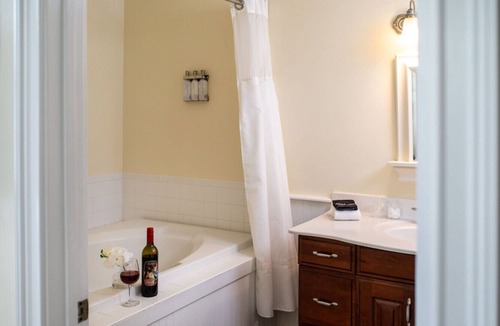 Edenton Bed & Breakfast | Granville Queen Inn Downtown Edenton King Bed 2nd Floor