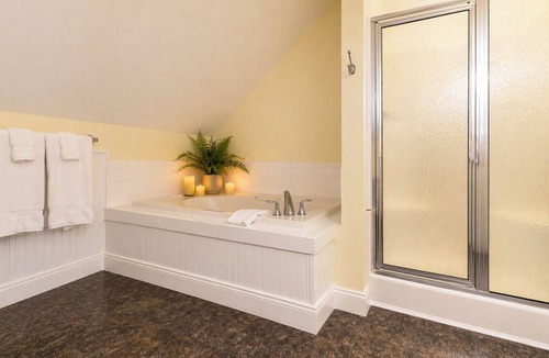 Edenton Bed & Breakfast | Granville Queen Inn Downtown Edenton Queen Bed Top Floor