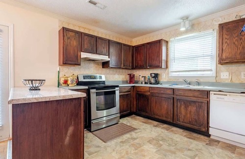 Greensboro House | Great 4BR Home Near Emerald Pointe & Downtown
