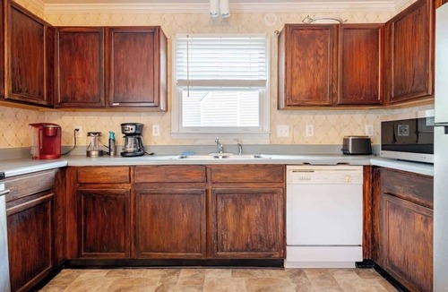 Greensboro House | Great 4BR Home Near Emerald Pointe & Downtown