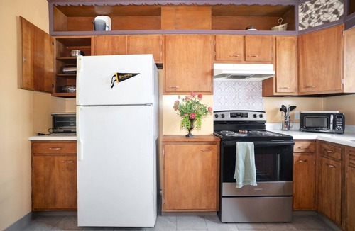 Pittsburgh Apartment | Great Apartment w/Views. Close to Hospitals and Attractions!