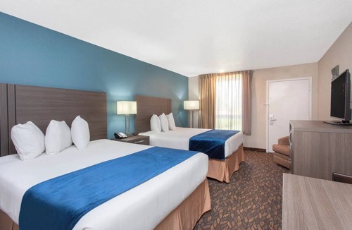 Florida Center Hotel | Great Deal! 2 Comfy Units, Close to Parks, Pool, Free Breakfast!