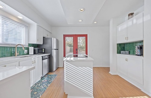 Ludlow House | Green Destiny! 7min to DT Cincy, Pool & Hot tub