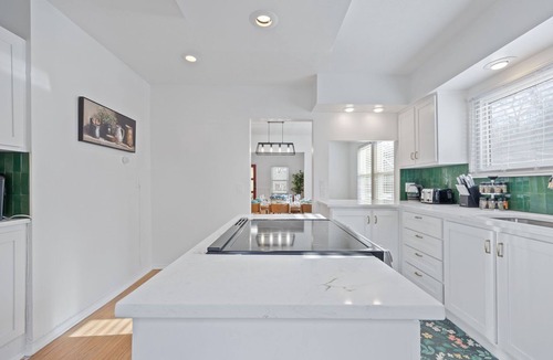 Ludlow House | Green Destiny! 7min to DT Cincy, Pool & Hot tub