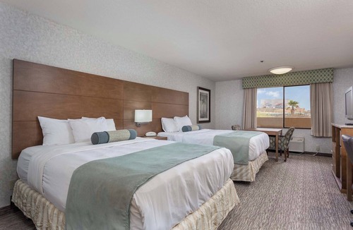 Yuma Hotel | GROUP DESERT VACAY! TWO GREAT UNITS, POOL AND HOT TUB