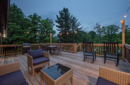 Mount Saint Joseph House | Group Retreat + Game Room + Huge Deck + Sleeps 13