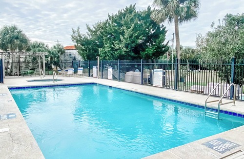 Cedar Key Condo | GULF-FRONT, TOP FLOOR, 2 BED, 2 BATH CONDO. POOL, BOAT PARKING, GREAT LOCATION!