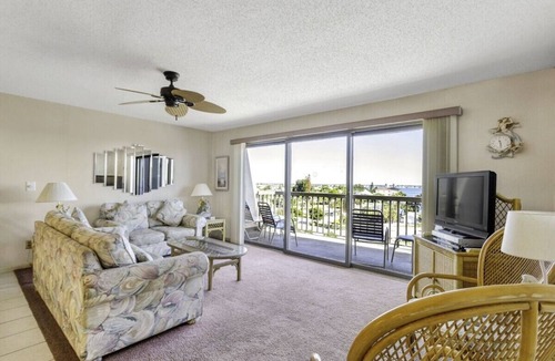 St. Pete Beach Condo | Gulf Gate Resort 507 Spacious Condo , SUMMER "Value" Priced 197 per night