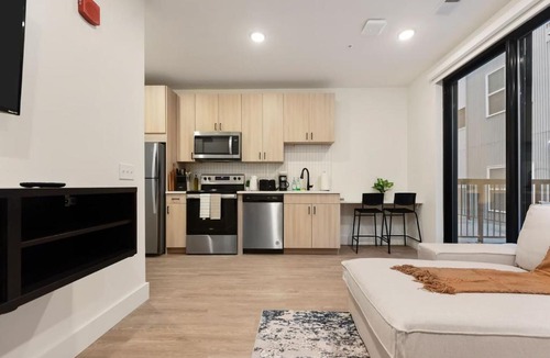 East Liberty Apartment | GYM+HULU+PARKING Near Universities|UPMC|SHOPPING