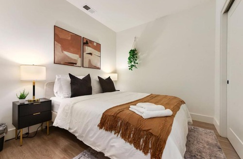 East Liberty Apartment | GYM+HULU+PARKING Near Universities|UPMC|SHOPPING