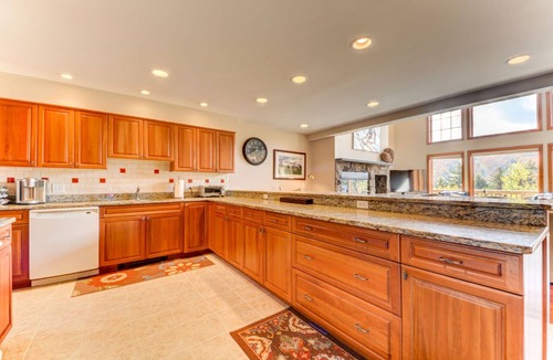 Carroll House | H4 Bretton Woods condo-AC, Hot Tub, near skiing & Mt Wash Hotel, ski slopes views, dog friendly!