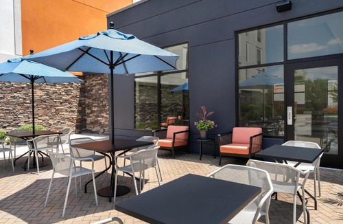 Baltimore Hotel | Hampton Inn Baltimore Bayview Campus