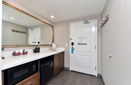 Paradise Hotel | Hampton Inn & Suites Las Vegas Airport