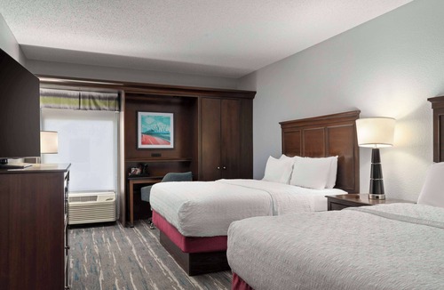 Central Newport News Hotel | Hampton Inn & Suites Newport News (Oyster Point)