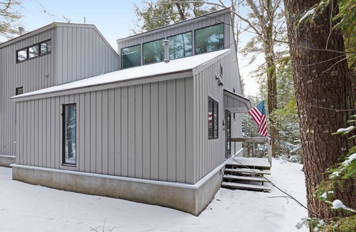 Harbor Springs Condo | Harbor Cove condo w/ balcony and fireplace - private beach!