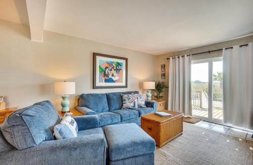 Oceanmarsh Subdivision House | Harbor Island Condo with Deck - Steps to Beach!