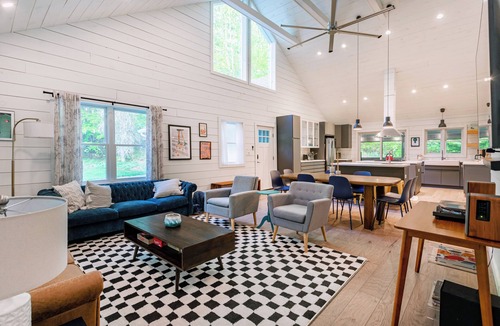Fishs Eddy Cabin | Hare & Hollow with Hot Tub & Fenced Yard