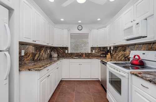 Caloosahatchee Condo | Heart of Downtown Canal front Condo-Traveling professionals dream!