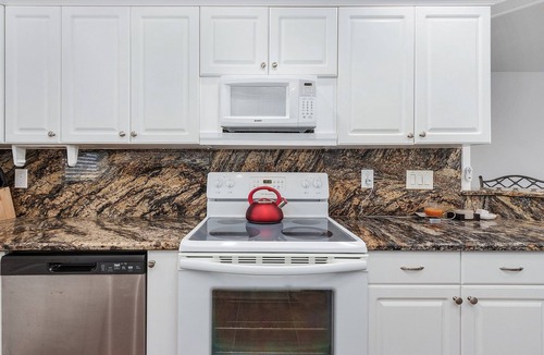 Caloosahatchee Condo | Heart of Downtown Canal front Condo-Traveling professionals dream!